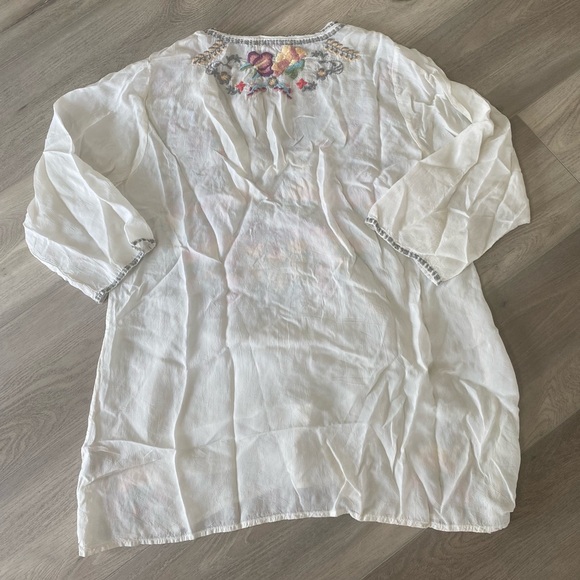 Johnny Was Priscilla Blouse 3/4 Sleeve Semi Sheer Embroidered Floral V-Neck EUC - Picture 2 of 7
